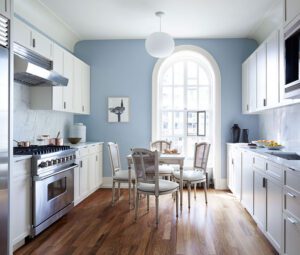 A kitchen finish with blue creates a great match with Décor.